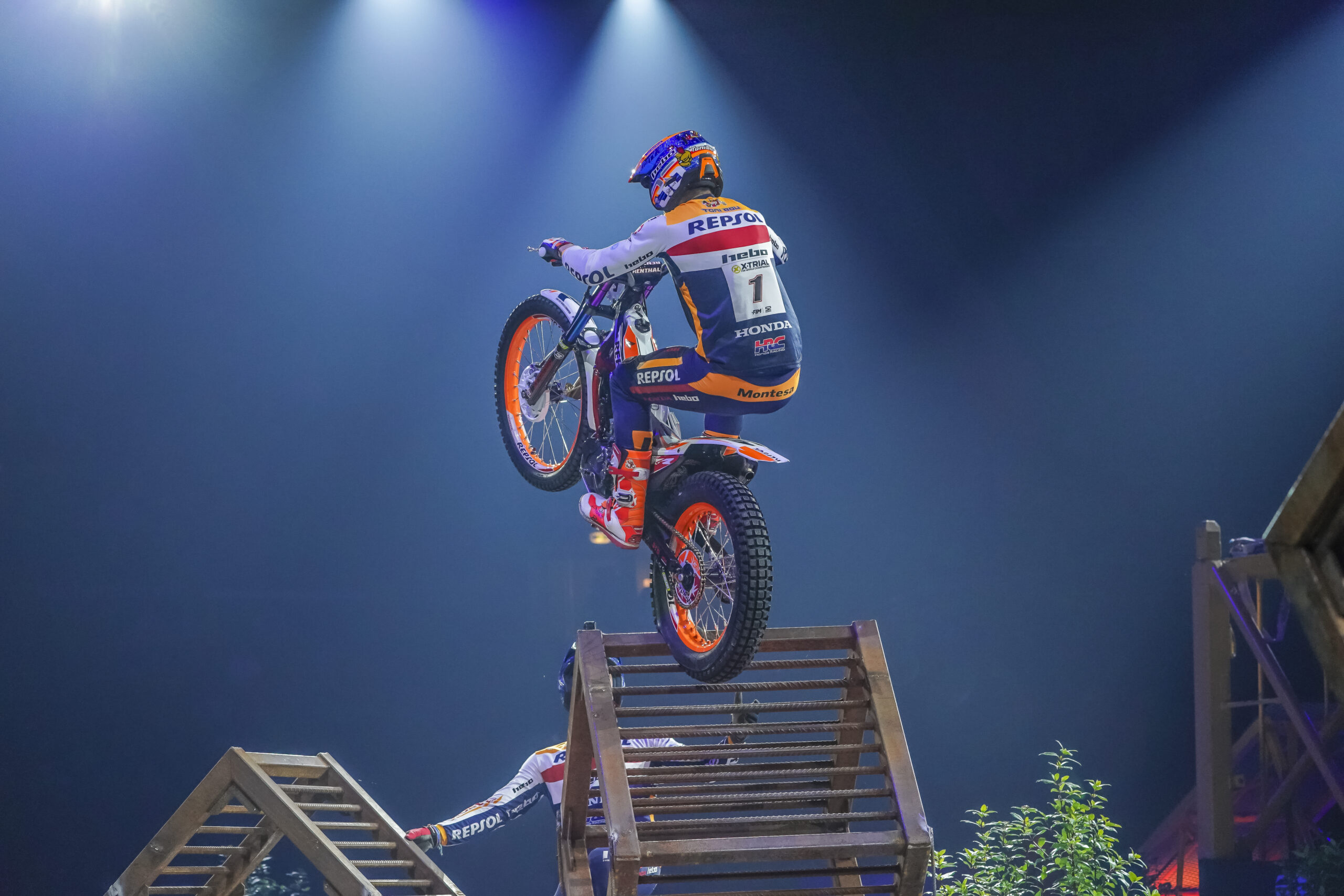 Toni Bou in actie tijdens een X-Trial indoor competitie voor een vol publiek