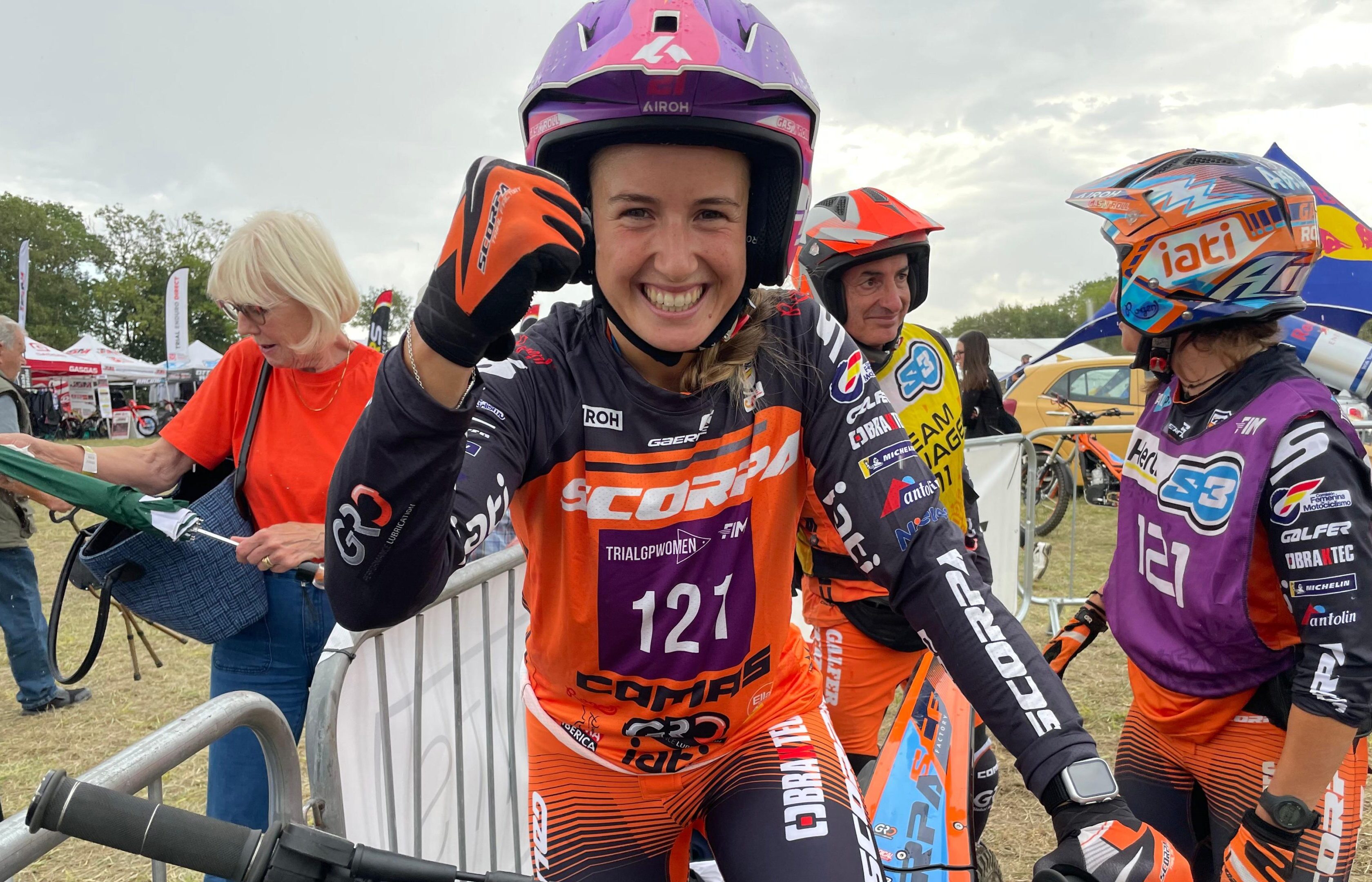 Berta Abellan met haar wereldkampioenentrofee na het winnen van de TrialGP Women titel 2025