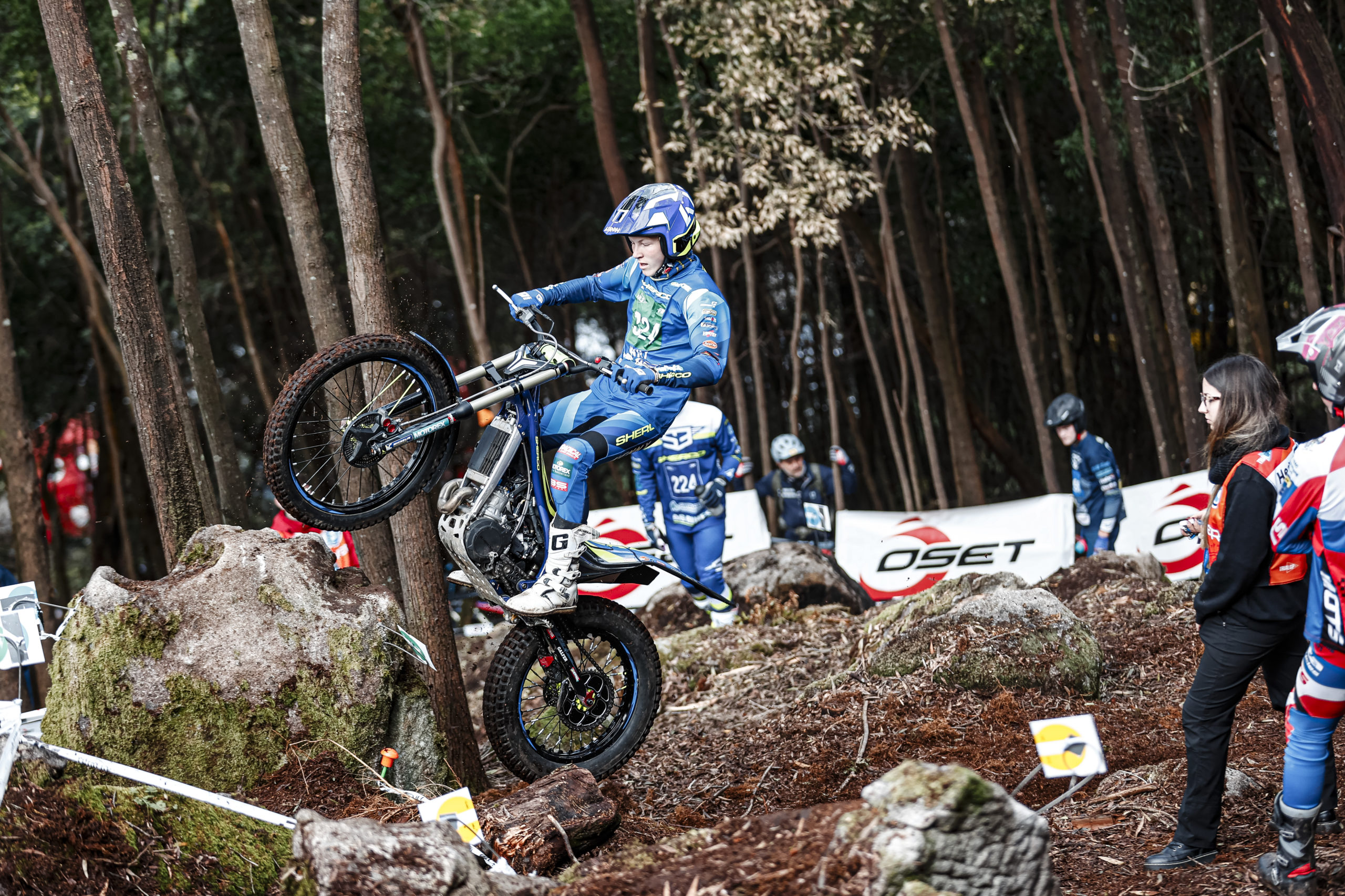 Ryon Land in actie op zijn Sherco tijdens een TrialGP outdoor wedstrijd