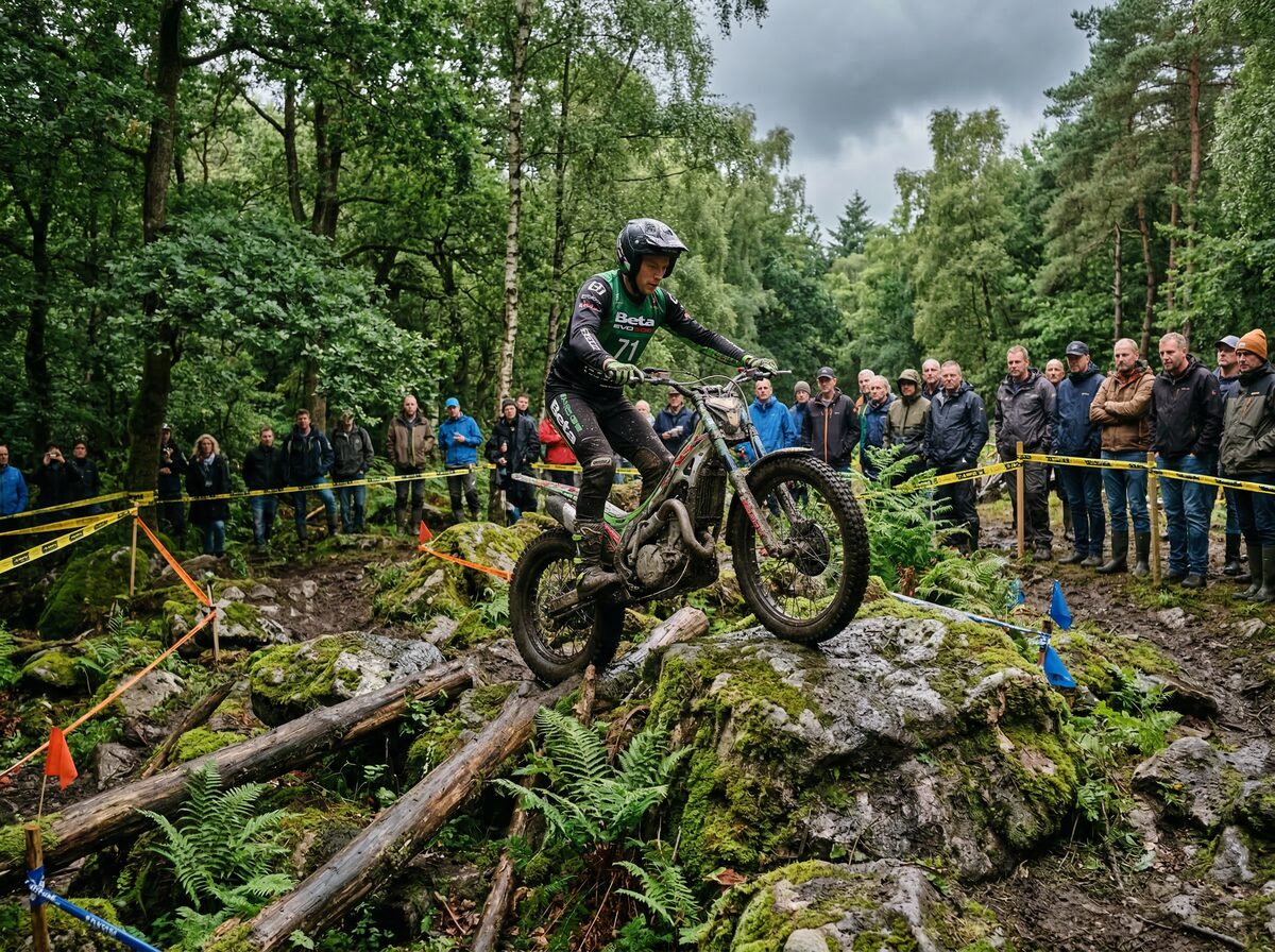 Outdoor motortrial wedstrijd in een bos met toeschouwers